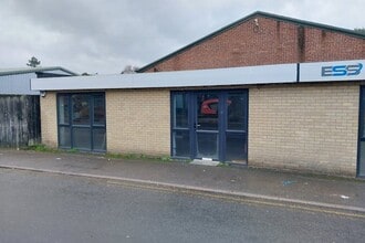 Lyndhurst Road, Sunninghill to rent Building Photo- Image 2 of 10