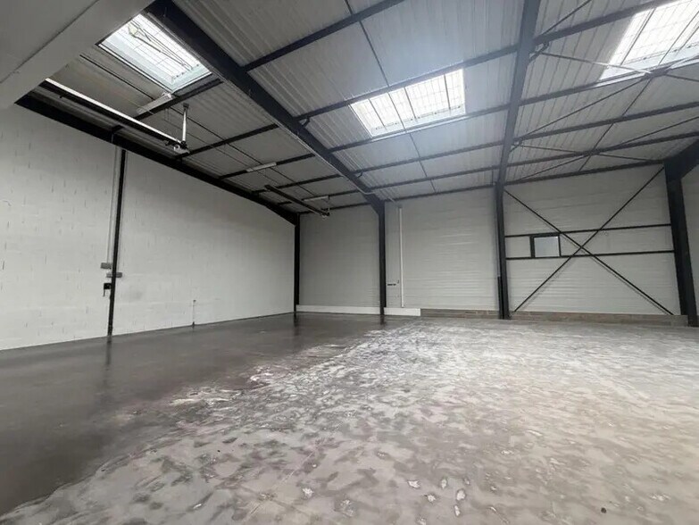 Light Industrial in Vénissieux for sale - Interior Photo - Image 3 of 9