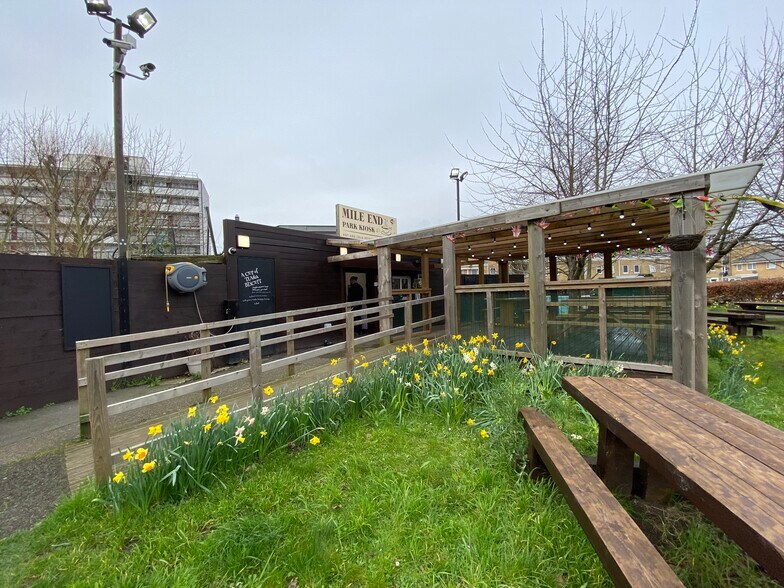 Mile End Playground, Locksley St, London for rent - Building Photo - Image 1 of 6