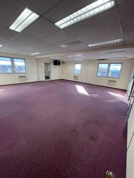 Office in Houilles to rent - Building Photo - Image 2 of 33