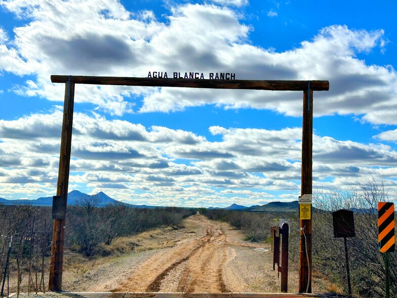 000 Manville, Marana, AZ for sale - Primary Photo - Image 1 of 1