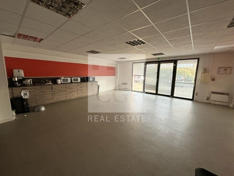 34 Rue Du 35eme Regiment D'Aviation, Bron to rent - Interior Photo - Image 1 of 8