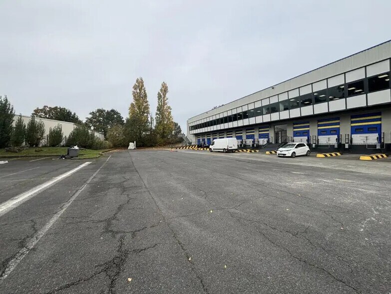 Light Industrial in Saint-Witz to rent - Building Photo - Image 1 of 16