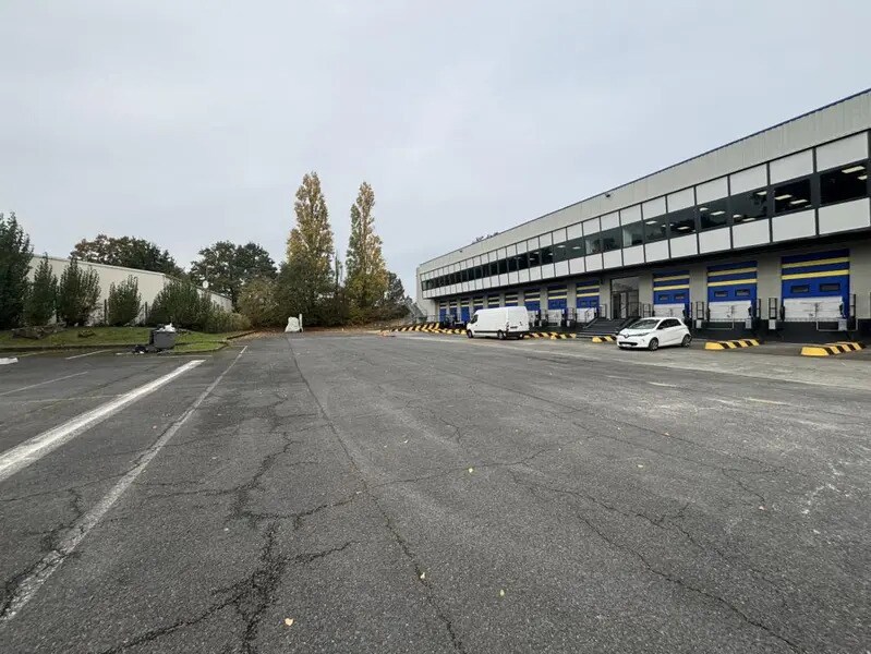 Light Industrial in Saint-Witz to rent Building Photo- Image 1 of 17