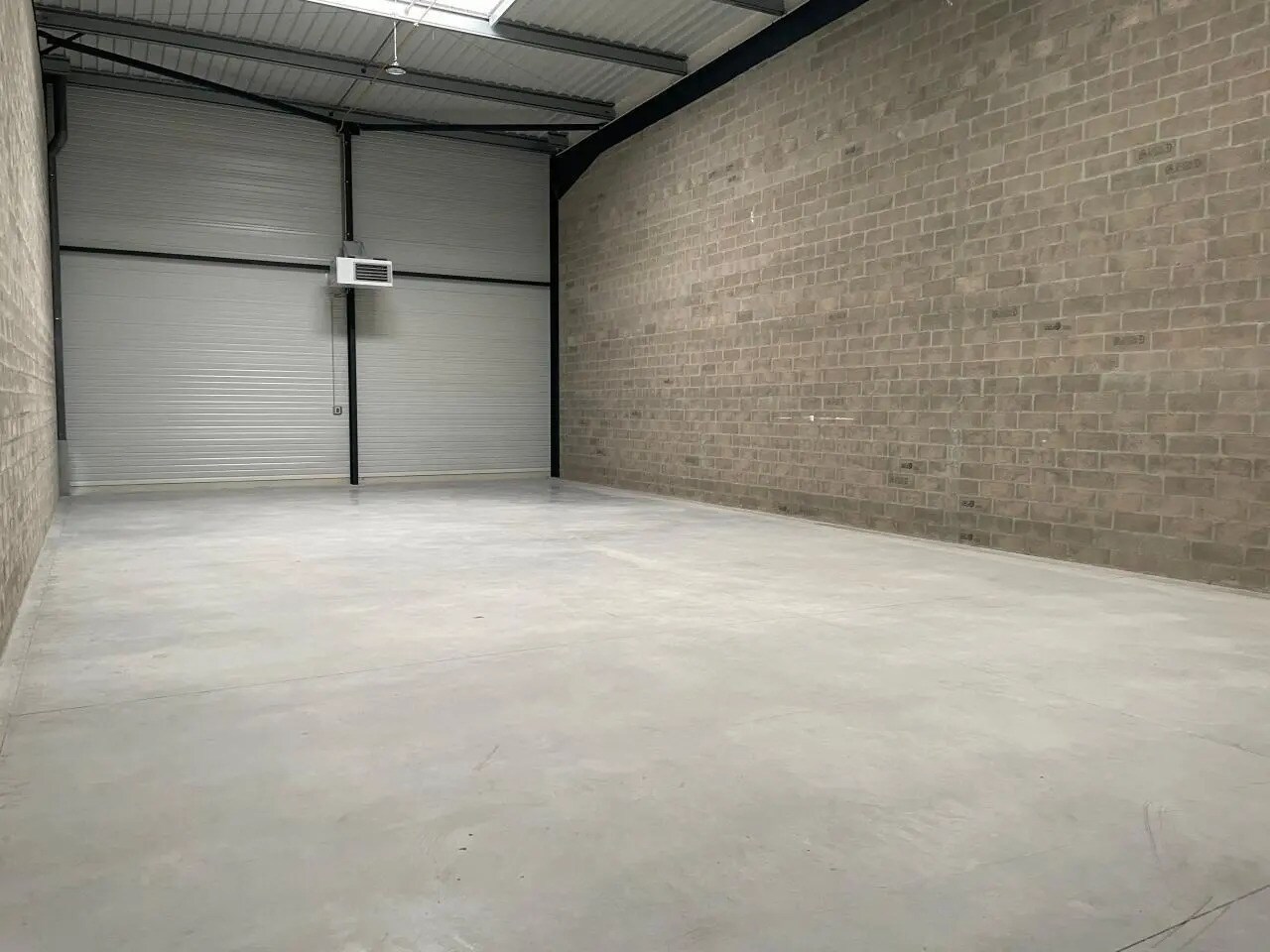 Light Industrial in Persan for sale Building Photo- Image 1 of 9