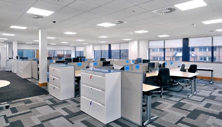 Brighton Rd, Crawley to rent - Building Photo - Image 3 of 4