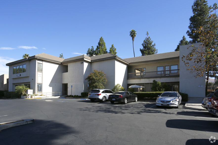 5051 Canyon Crest Dr, Riverside, CA for rent - Primary Photo - Image 1 of 4