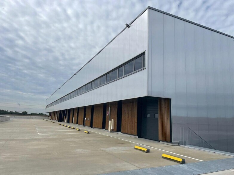Retail in Tremblay-en-France to rent - Building Photo - Image 1 of 6