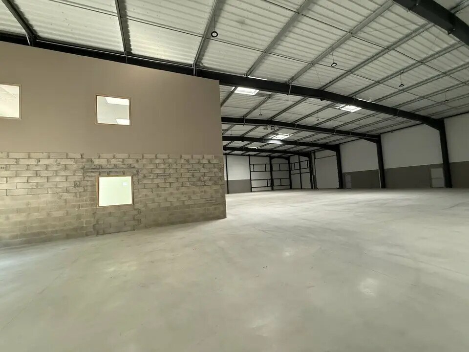 Location Local d'activités 691 m² - Photo 1