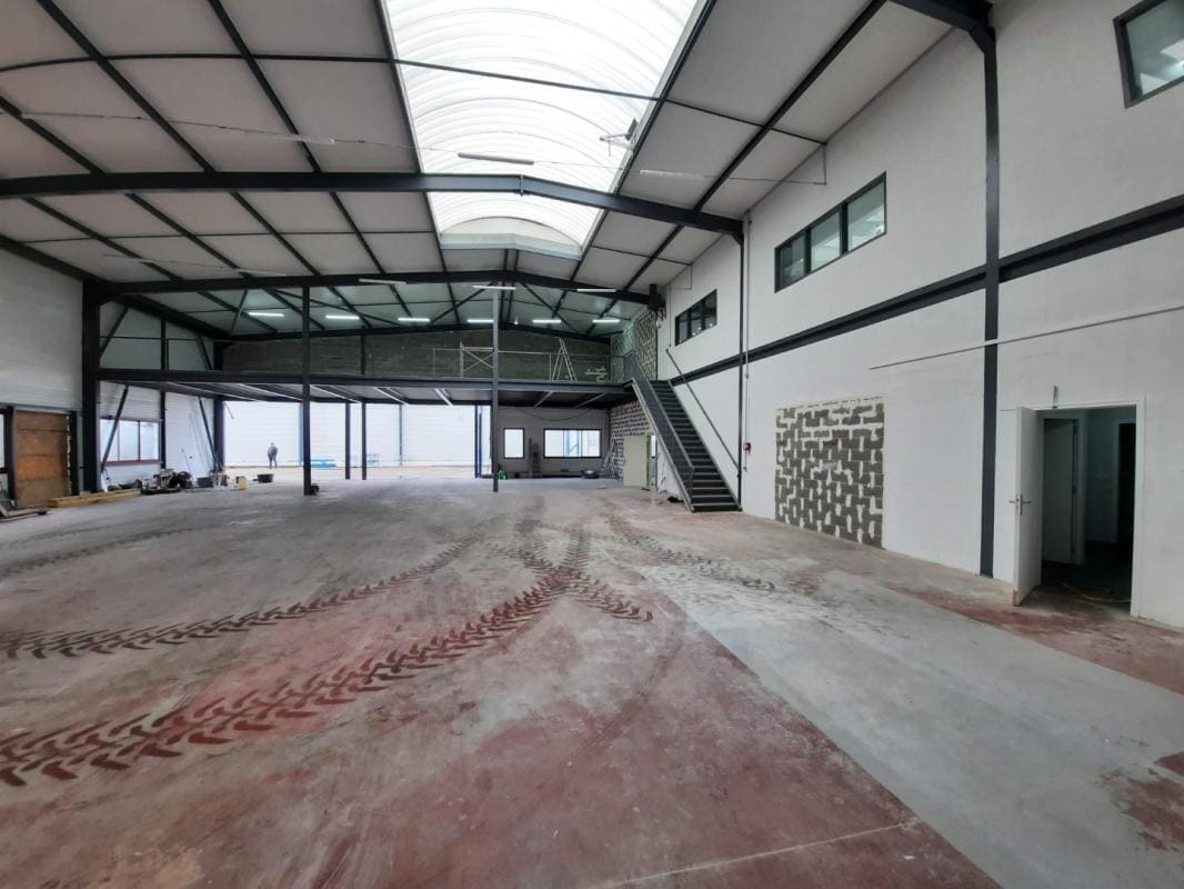 Industrial in Combs-la-Ville to rent Interior Photo- Image 1 of 5