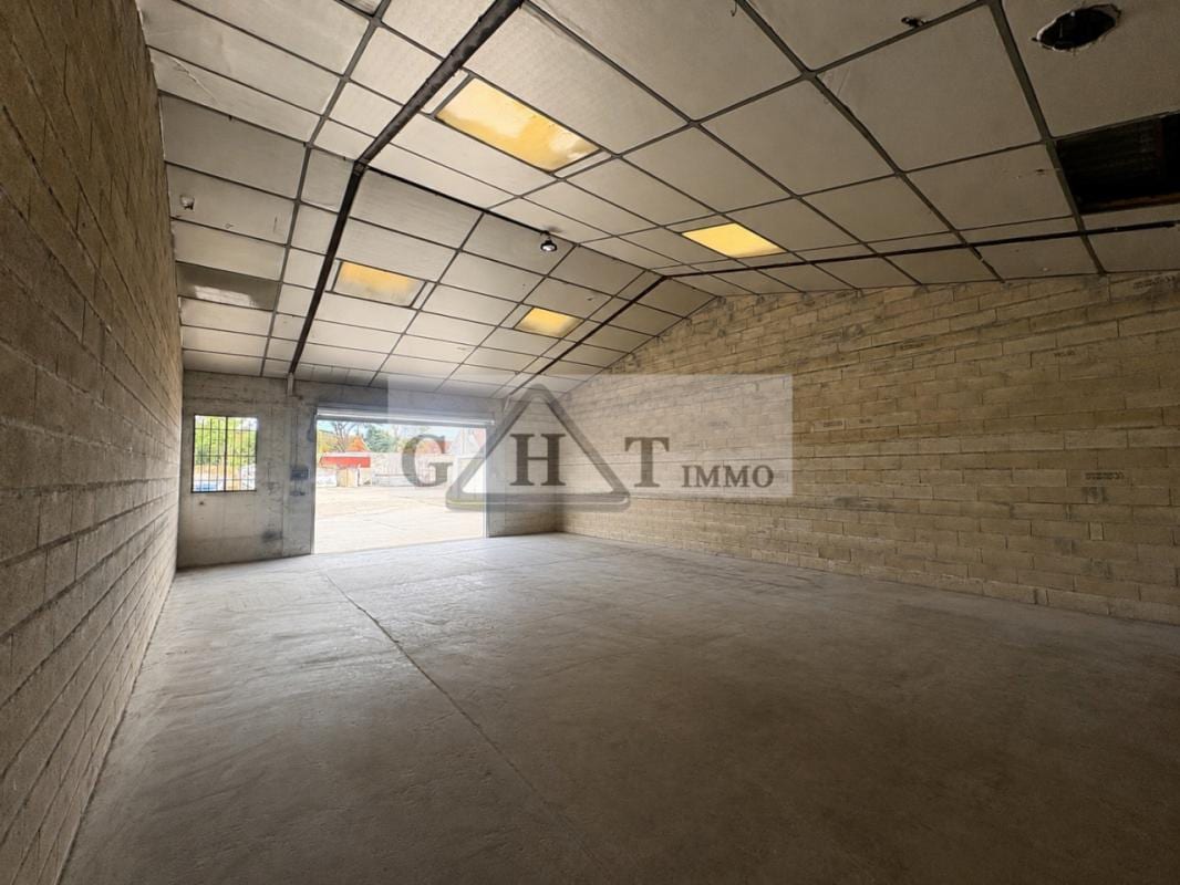 Industrial in Réau to rent Interior Photo- Image 1 of 6
