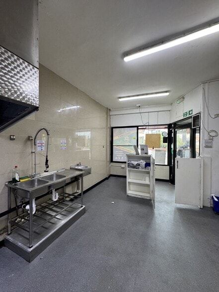 118 Alexandra Park Rd, London to rent - Building Photo - Image 3 of 4