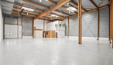 Light Industrial in Le Bourget to rent Interior Photo- Image 2 of 9