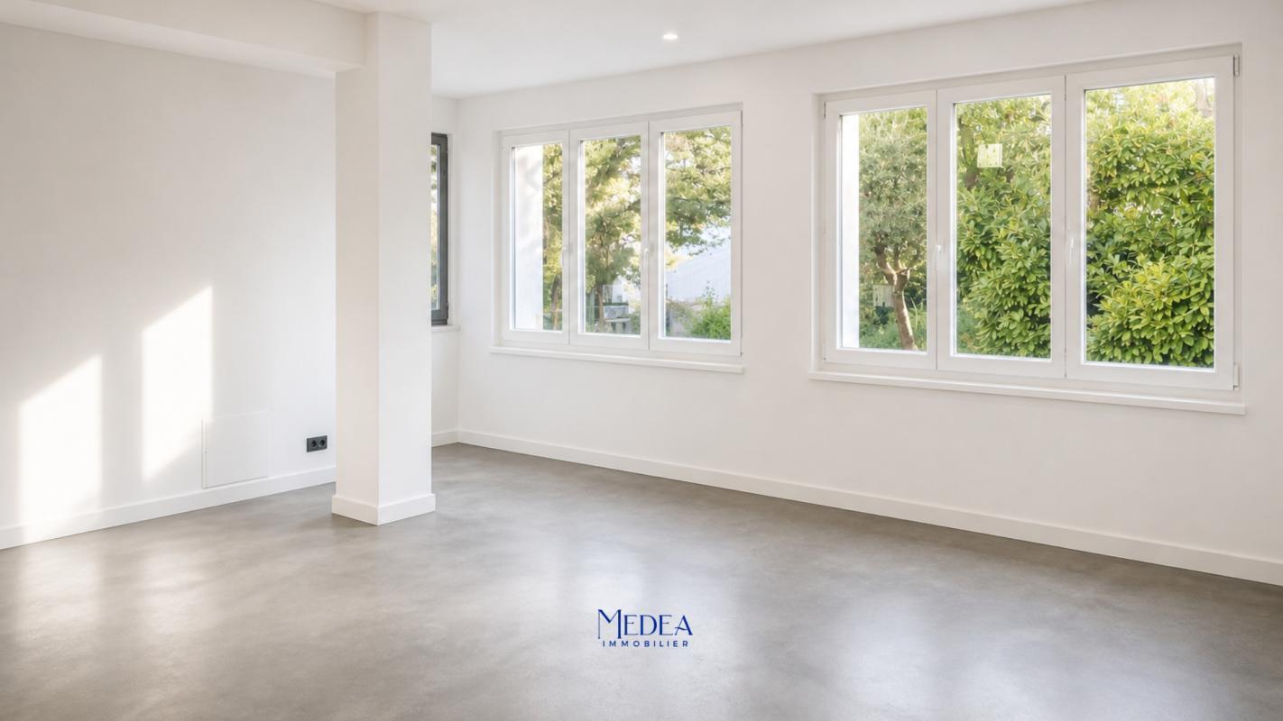 Office in Ceyreste to rent Interior Photo- Image 1 of 3