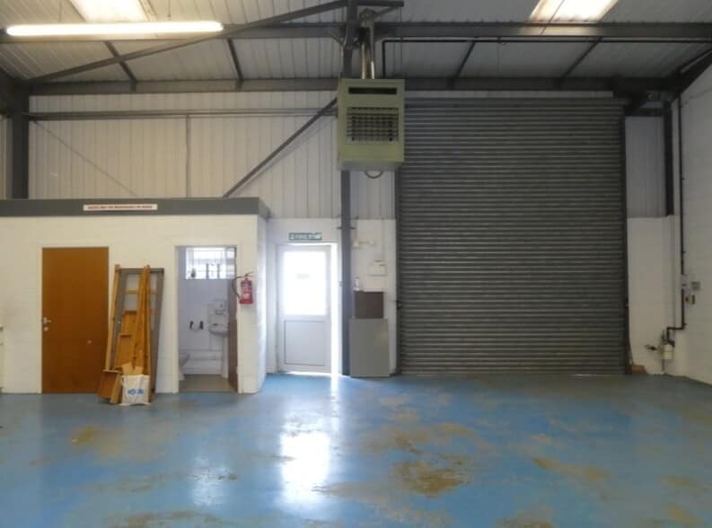 Unit 5, Clover Park, Hinckley to rent - Interior Photo - Image 2 of 3