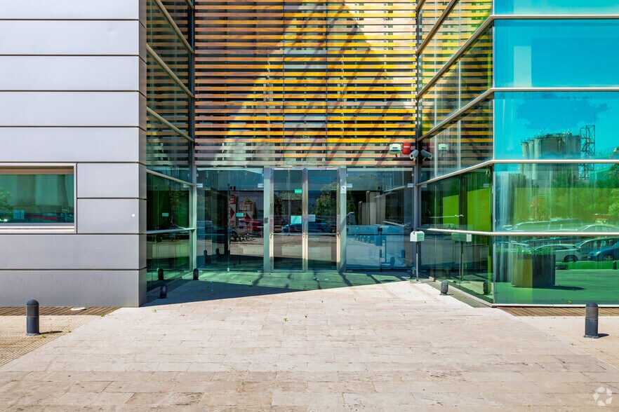 Carrer de la Garrotxa, 2, El Prat de Llobregat, Barcelona to rent - Building Photo - Image 3 of 4