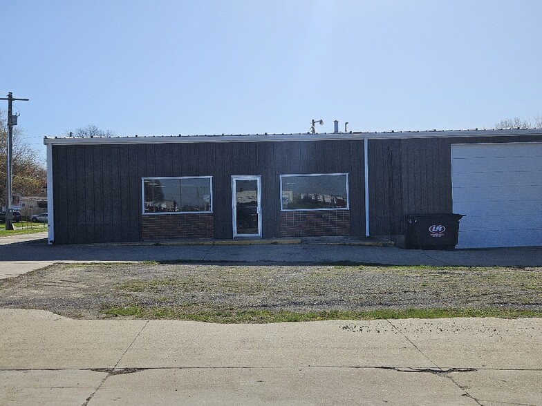 1300 W Saunders St, Mount Pleasant, IA for rent - Building Photo - Image 2 of 30