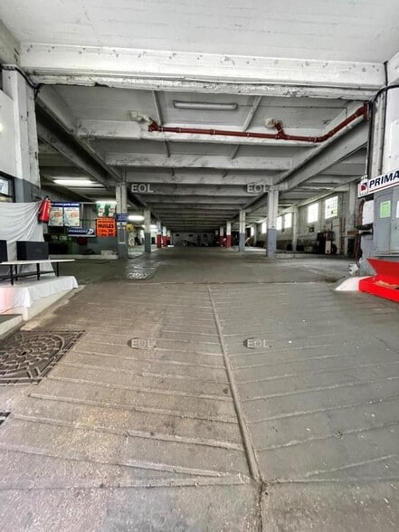 Light Industrial in Paris to rent - Building Photo - Image 3 of 6
