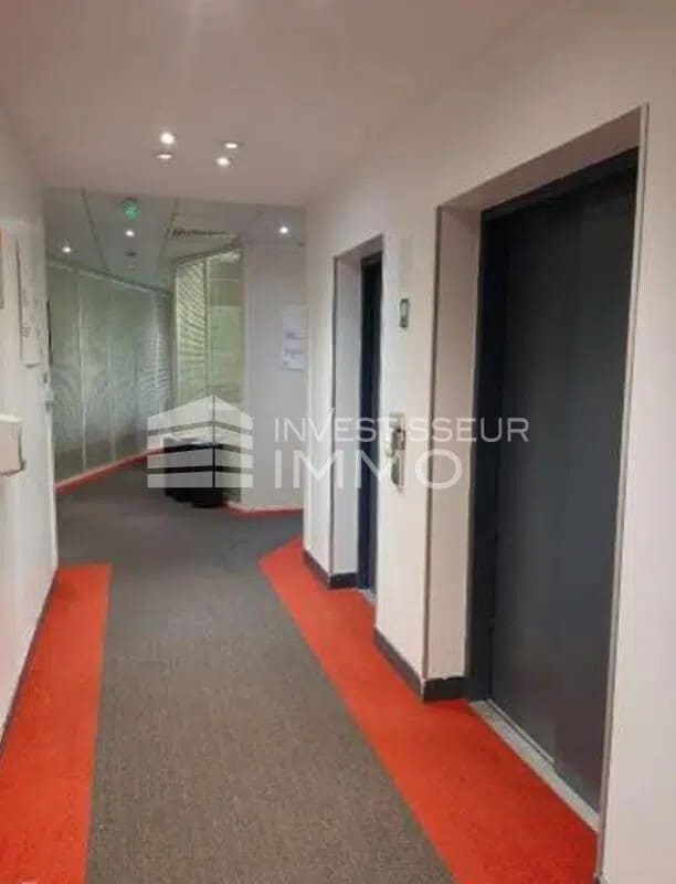 Office in Guyancourt to rent Interior Photo- Image 1 of 3