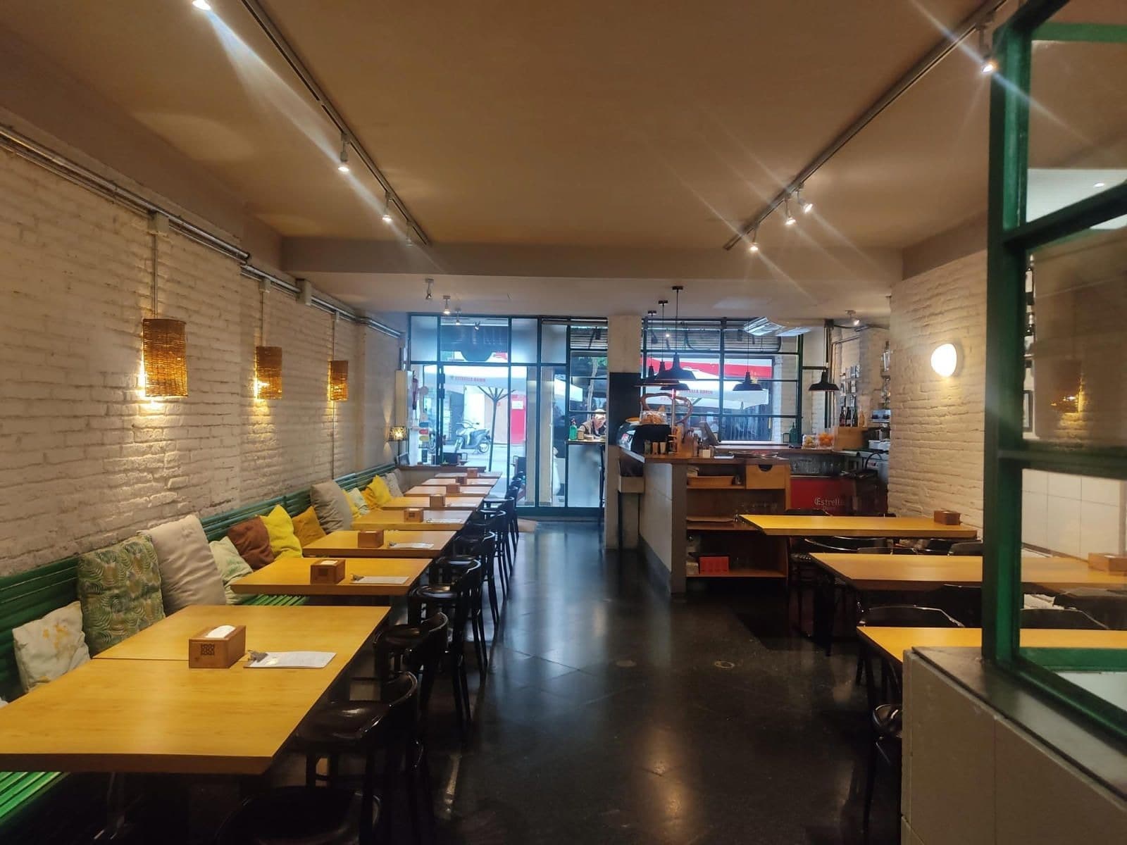 Retail in Barcelona, Barcelona to rent Interior Photo- Image 1 of 20