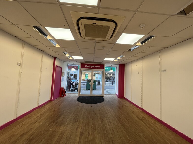 108 Holton Road, Barry to rent - Building Photo - Image 2 of 9