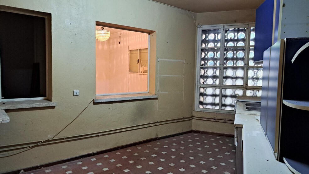 Retail in Seville, Sevilla to rent - Interior Photo - Image 3 of 14