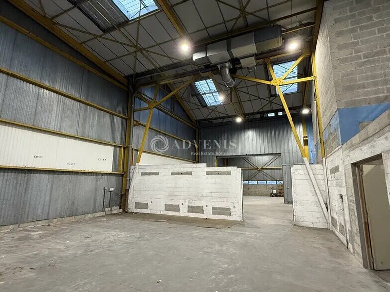 Light Industrial in Noisiel to rent - Building Photo - Image 2 of 12