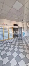Retail in Saint-Fons to rent Interior Photo- Image 2 of 4