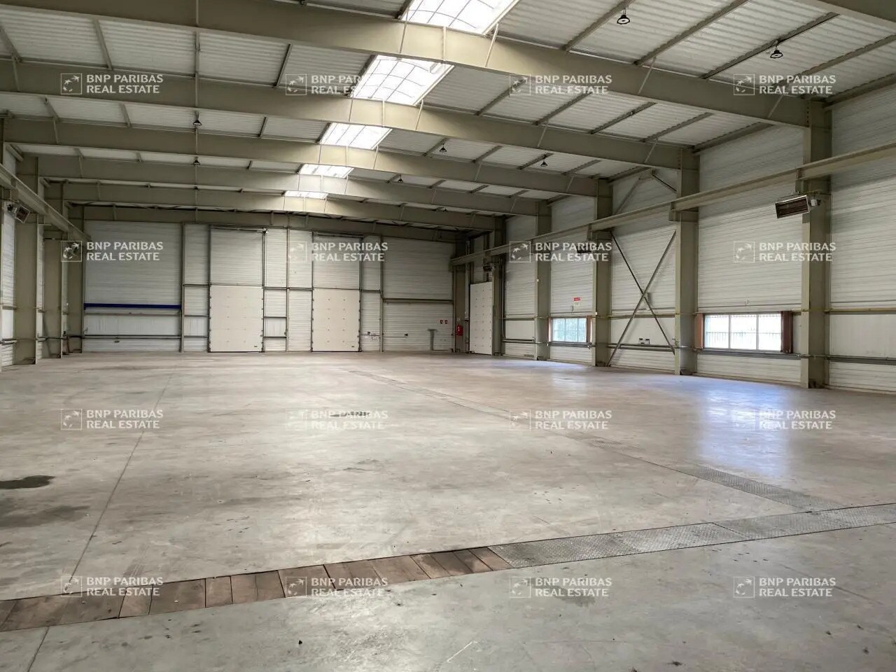 Light Industrial in Saint-Aignan-Grandlieu to rent Interior Photo- Image 1 of 12