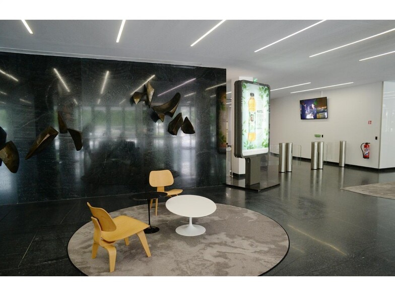 Office in Neuilly-sur-Seine to rent - Building Photo - Image 2 of 13