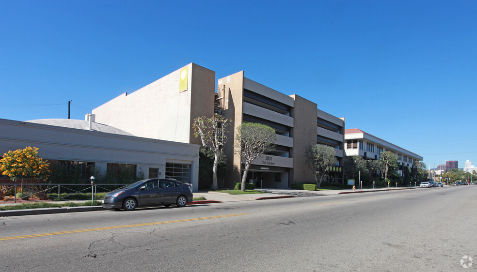 2001 S Barrington Ave, Los Angeles, CA for rent - Building Photo - Image 2 of 10