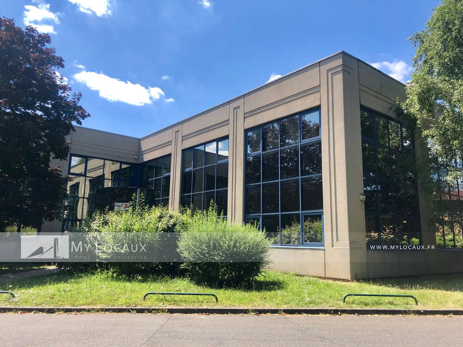 Light Industrial in Villeneuve-la-Garenne to rent Building Photo- Image 1 of 5