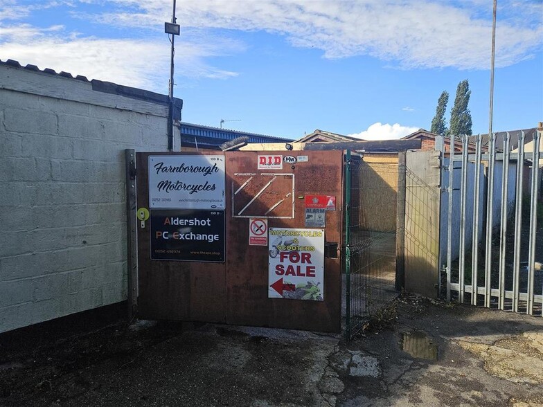 151 Ash Rd, Aldershot to rent - Building Photo - Image 2 of 15