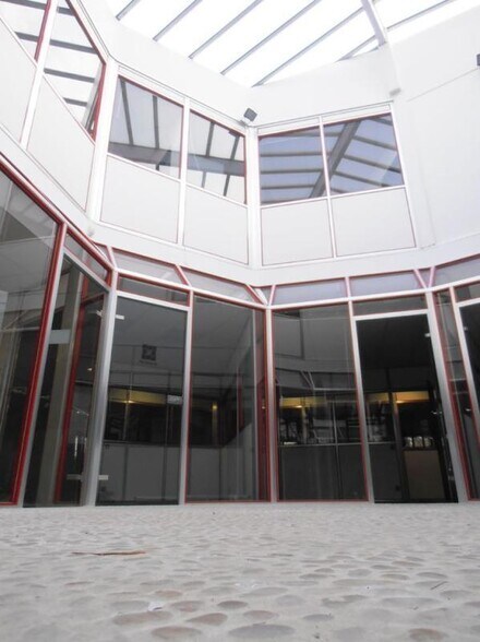 Light Industrial in Voisins-le-Bretonneux to rent - Interior Photo - Image 2 of 5