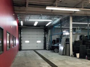 5790 Rue Paré, Mont-Royal, QC to rent Interior Photo- Image 2 of 3