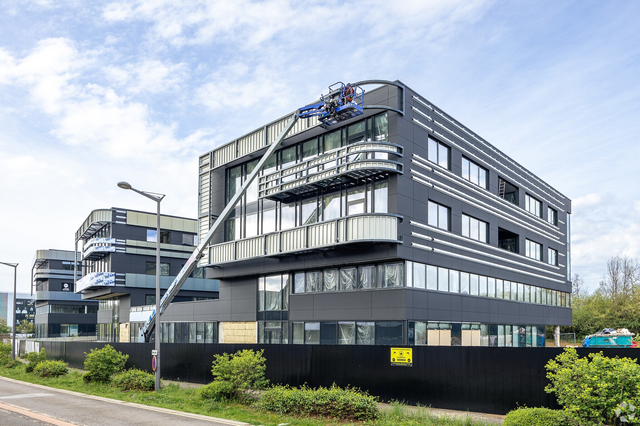 Office in Limonest for sale Primary Photo- Image 1 of 3