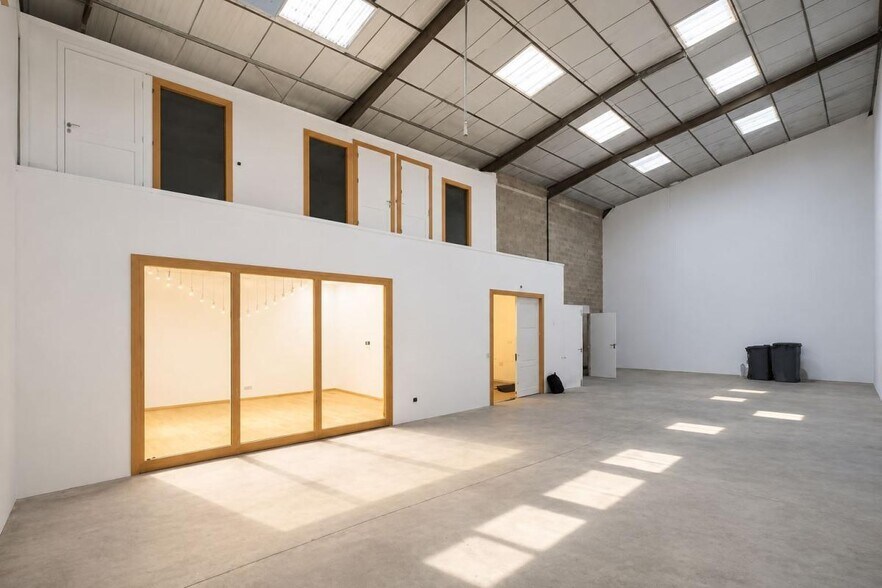 Office in Vaulx-en-Velin to rent - Building Photo - Image 1 of 6