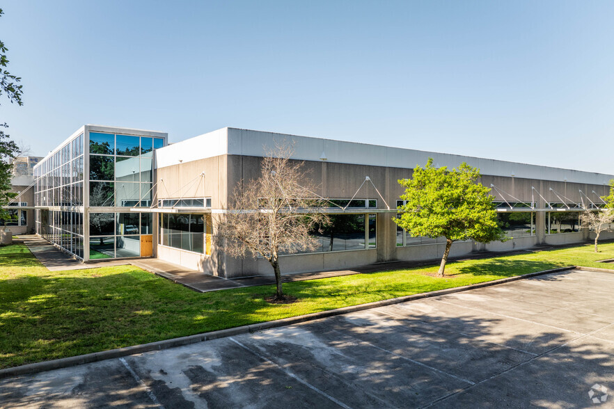 5800 N Course Dr, Houston, TX for sale - Primary Photo - Image 1 of 5