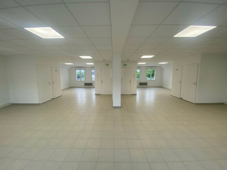 Office in Morsang-sur-Orge to rent - Interior Photo - Image 2 of 5