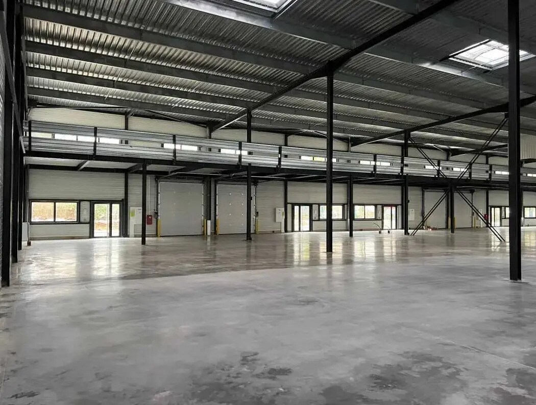 Industrial in Buc to rent Interior Photo- Image 1 of 4