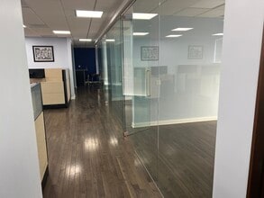 710 Higgins Rd, Park Ridge, IL to rent Interior Photo- Image 1 of 10