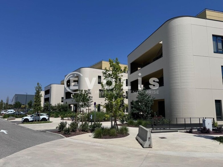Office in Genas to rent - Building Photo - Image 1 of 22