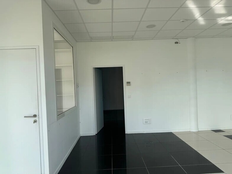 Retail in Anglet to rent - Interior Photo - Image 3 of 5