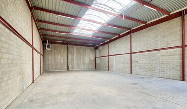 Light Industrial in Bondoufle to rent Interior Photo- Image 2 of 6