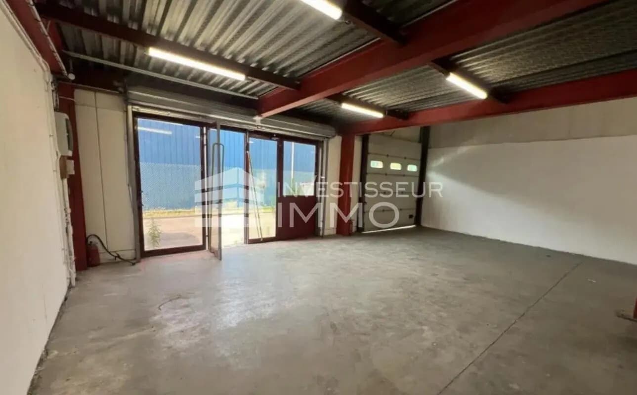 Light Industrial in Champigny-sur-Marne to rent Interior Photo- Image 1 of 3