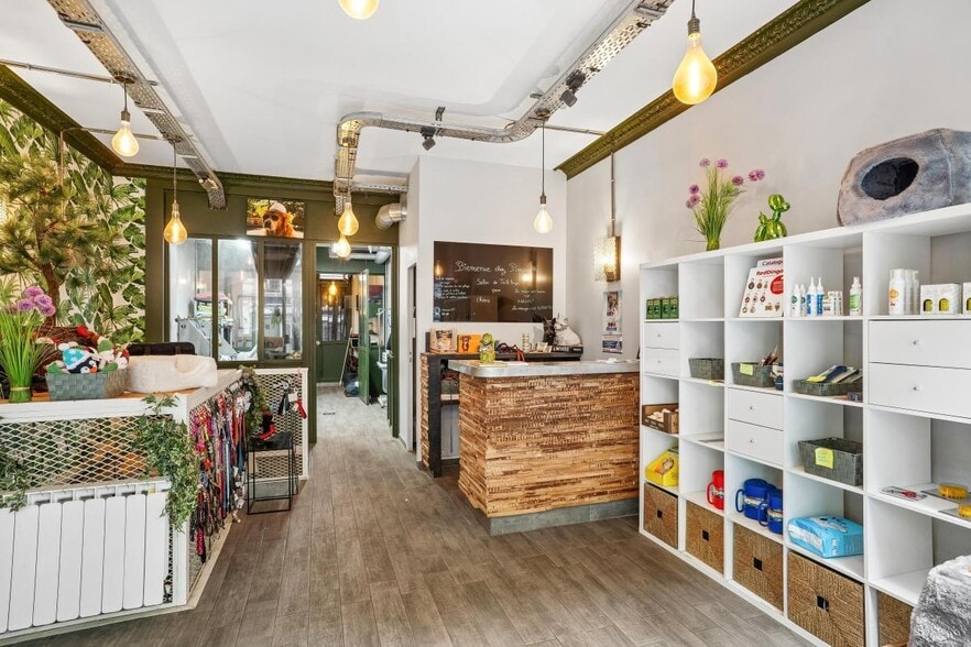 Retail in Paris to rent - Interior Photo - Image 2 of 14