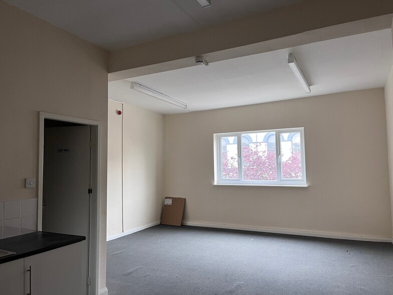19 Newport Rd, Middlesbrough to rent - Building Photo - Image 2 of 6