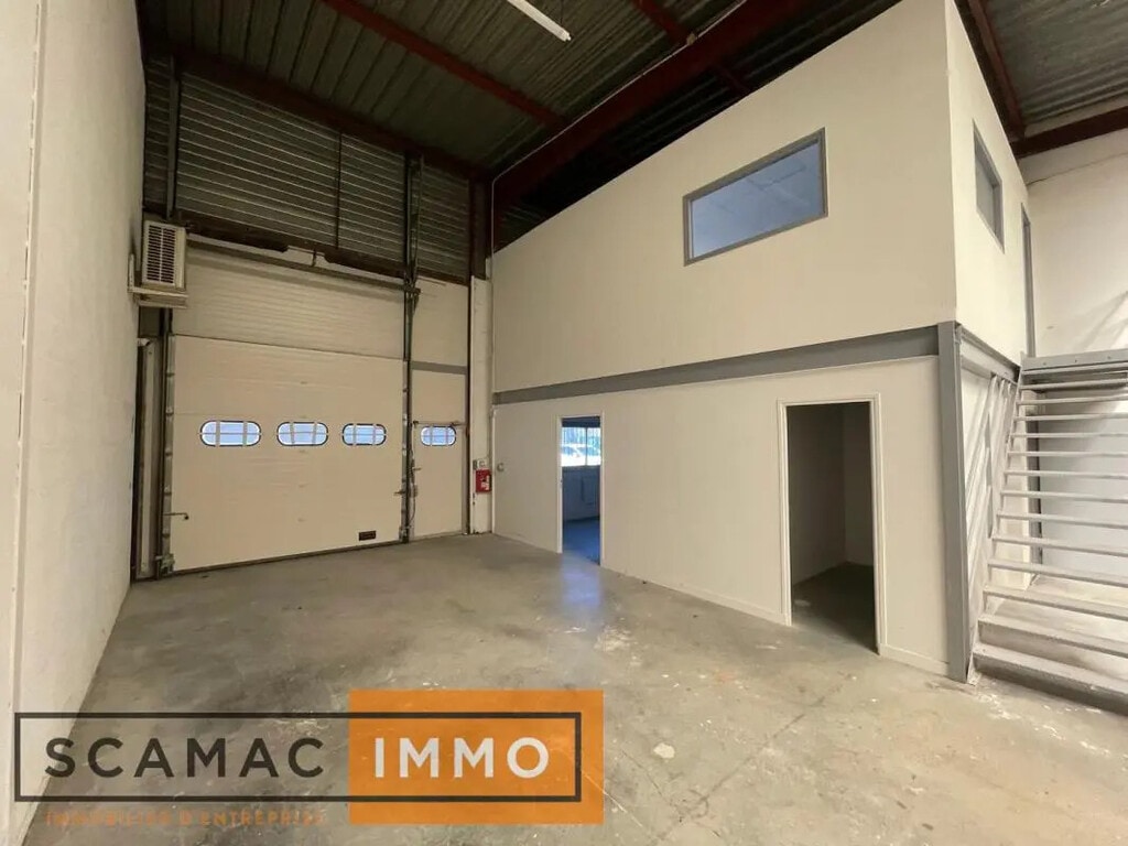 Location Entrepôt 226 m² - Photo 1