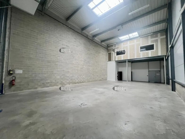 Industrial in Le Blanc-Mesnil to rent - Interior Photo - Image 2 of 9