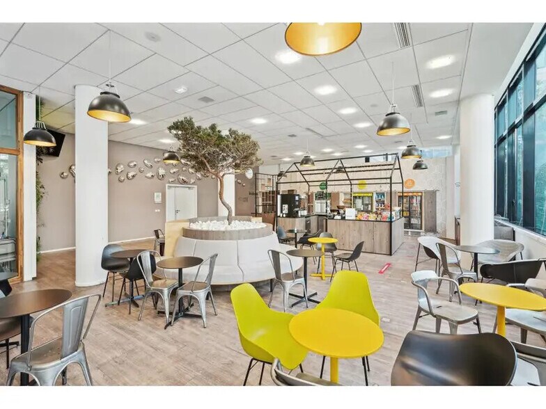 Office in Asnières-sur-Seine to rent - Building Photo - Image 3 of 36